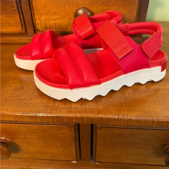 Sorrel woman’s Viibe red sandals Velcro hook & loop closure size 6 sling back - Picture 2 of 9